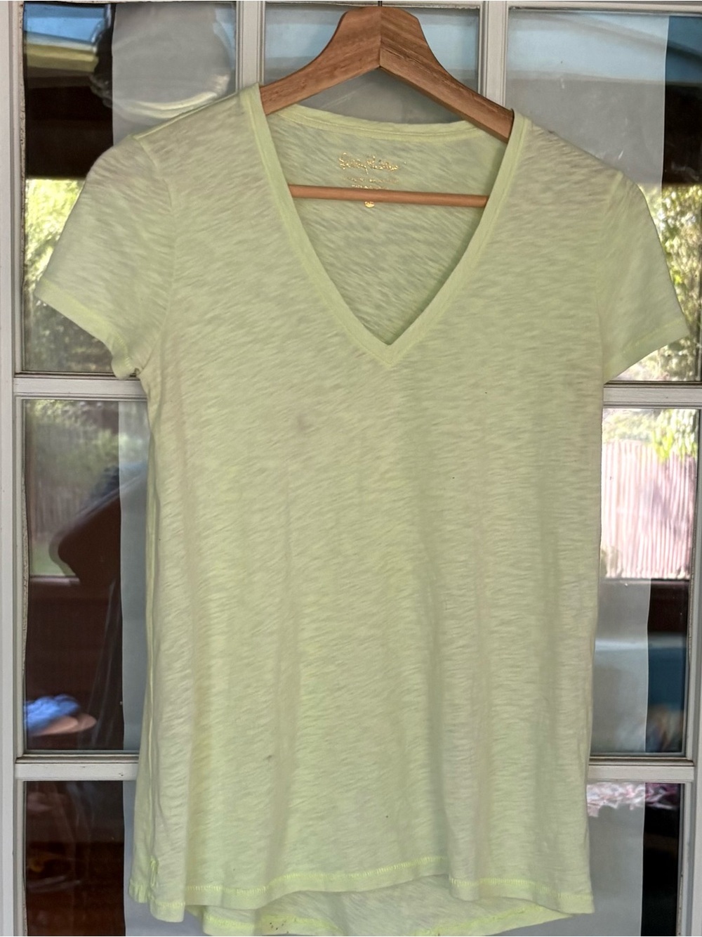 Lilly Pulitzer V Neck Tissue Short Sleeve Tee. Extra Small.